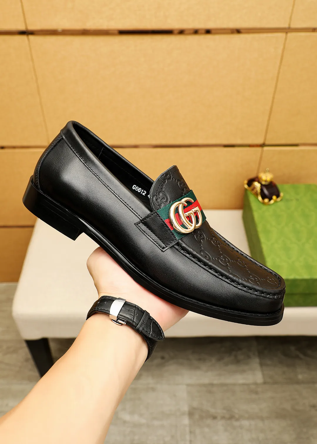 Men's shoes 💰480 💐 Product trademark: GUCCI "Gucci" casual leather shoes Regular size: 38-44 (45.46🉑️customized) Product materials: Selected imported first-layer calfskin embossed upper + luxury hardware buckle, imported water-dyed cowhide leather lining. Strong three-dimensional visual effect, original outsole color: 2 colors available